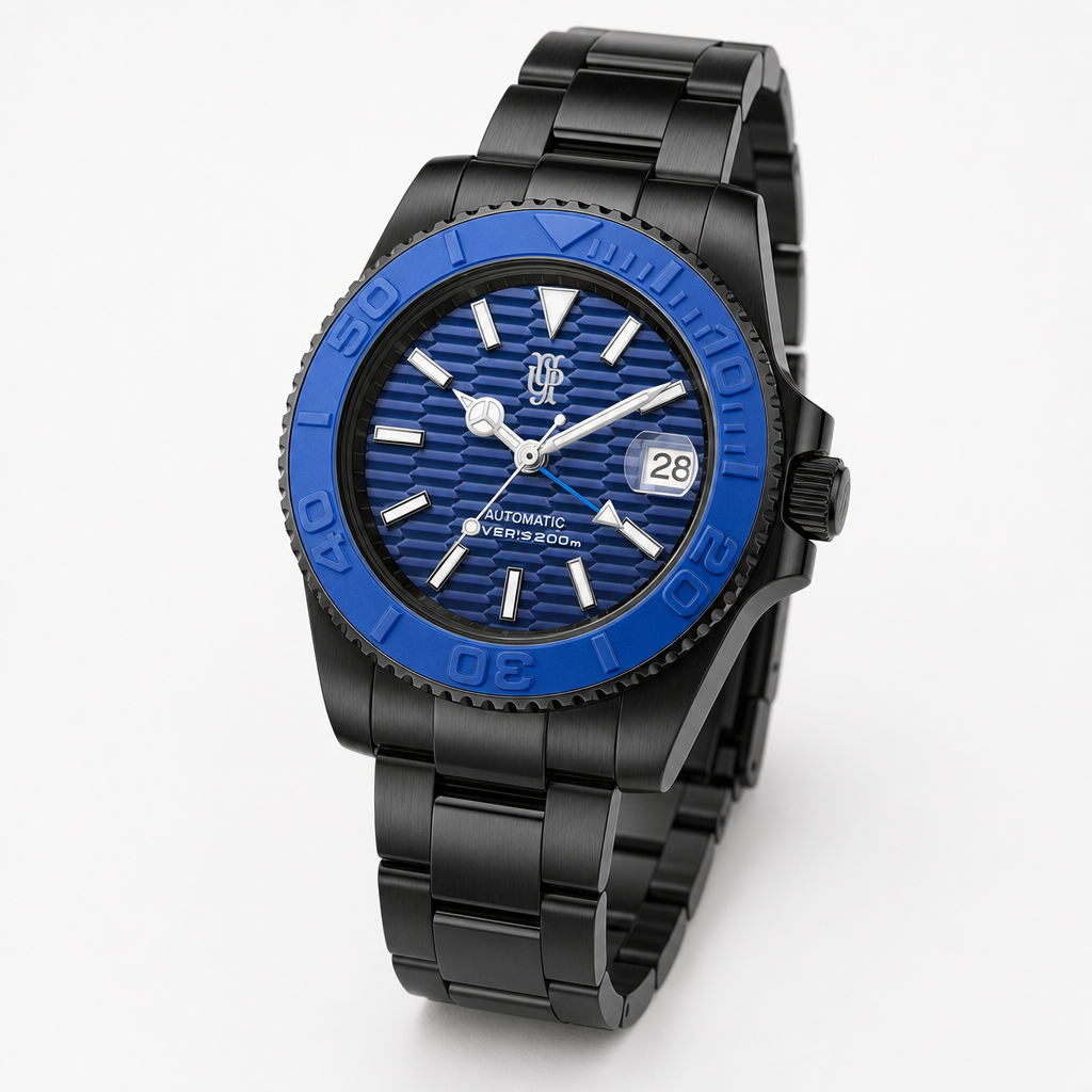 Devaron Black & Blue GMT – ročno sestavljena GMT ura, studijski posnetek
